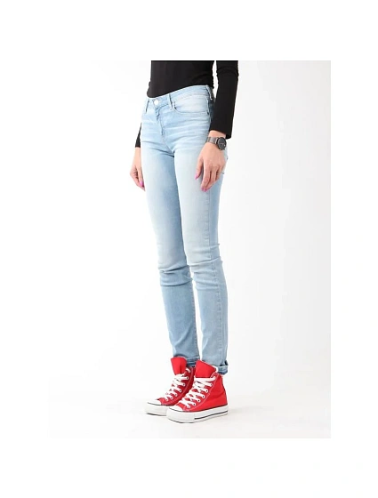 Dámské džíny Wrangler Skinny Sunkissed W Jeans W28KLE86K Dámské džíny Wrangler Skinny Sunkissed W Jeans W28KLE86K