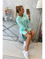 Šaty s kapucí a delšími zády mint