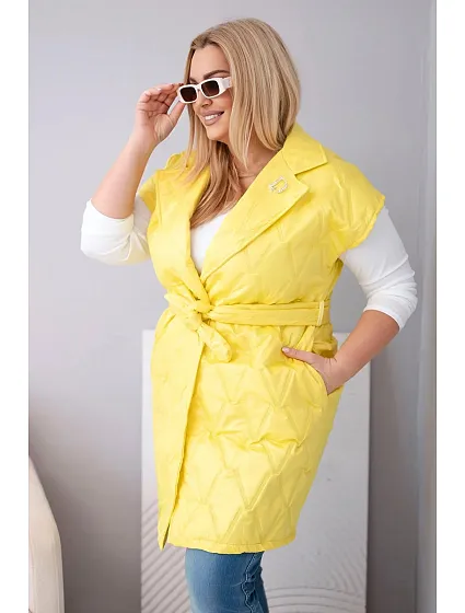 Dámská vesta Plus Size prošívaná s páskem a límcem žlutá Dámská vesta Plus Size prošívaná s páskem a límcem žlutá