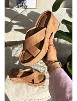 Dámské pantofle na platformě z eko semiše hnědé Calorine Dámské pantofle na platformě z eko semiše hnědé Calorine