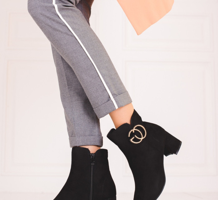 Originální dámské černé  kotníčkové boty na širokém podpatku