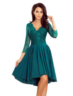 Dámské šaty v lahvově zelené barvě s delším zadním dílem a s krajkovým výstřihem model 7213719