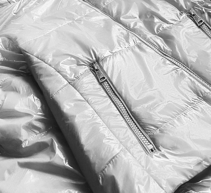 Stříbrná lesklá prošívaná dámská bunda s kapucí (B9568)