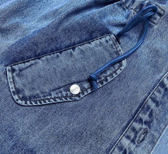 Světle modrý džínový přehoz přes oblečení s kapucí (POP5953-K)