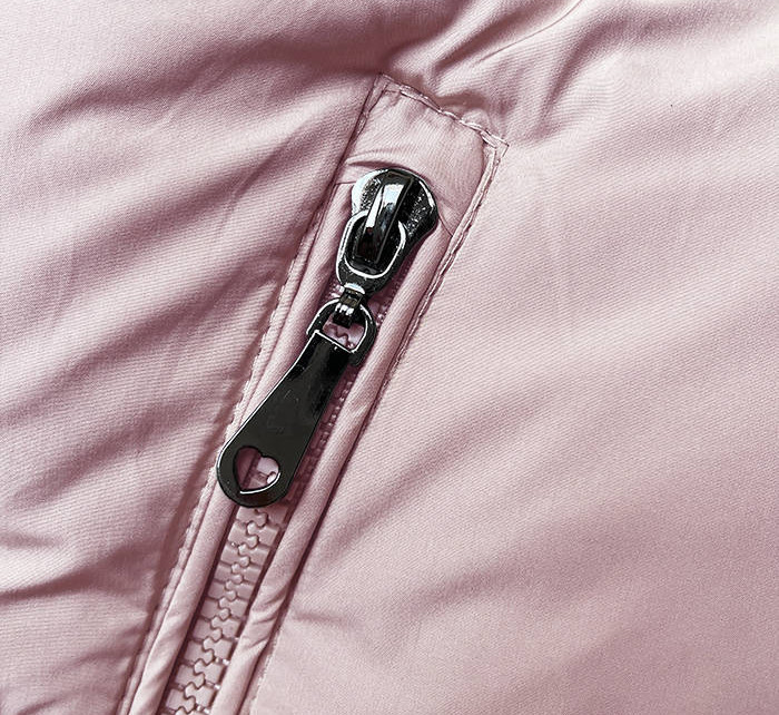 Růžová krátká péřová dámská vesta s kapucí (16M9091-51)
