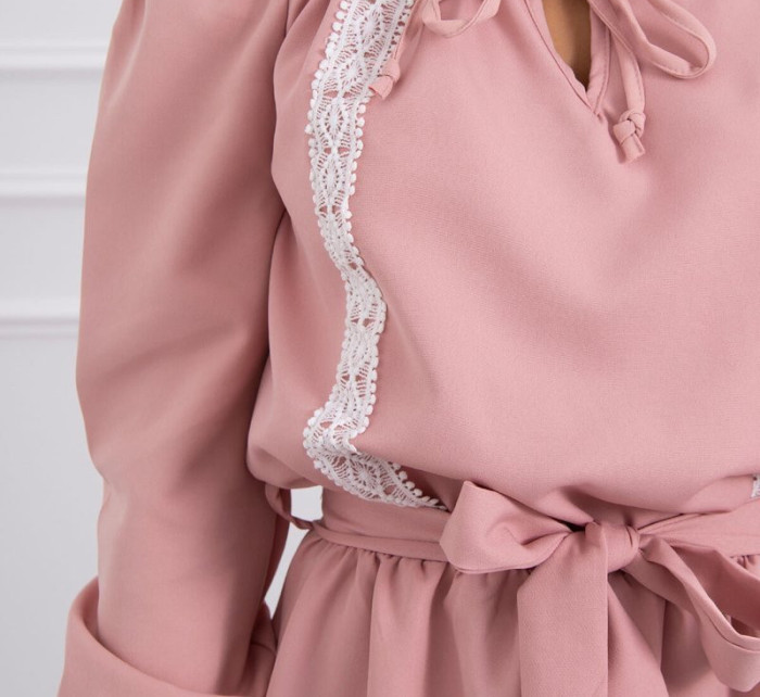 Šaty s odhalenými rameny a krajkou v pudrově růžové barvě