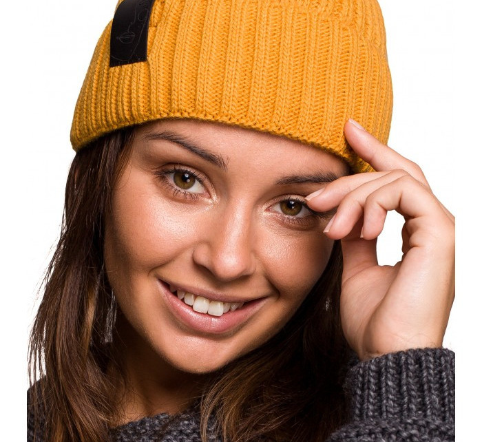 BK059 Žebrovaná pletená čepice s odznakem z umělé kůže - žlutá